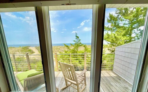 ON THE BEACH. PET-FRIENDLY. LINENS INCLUDED.