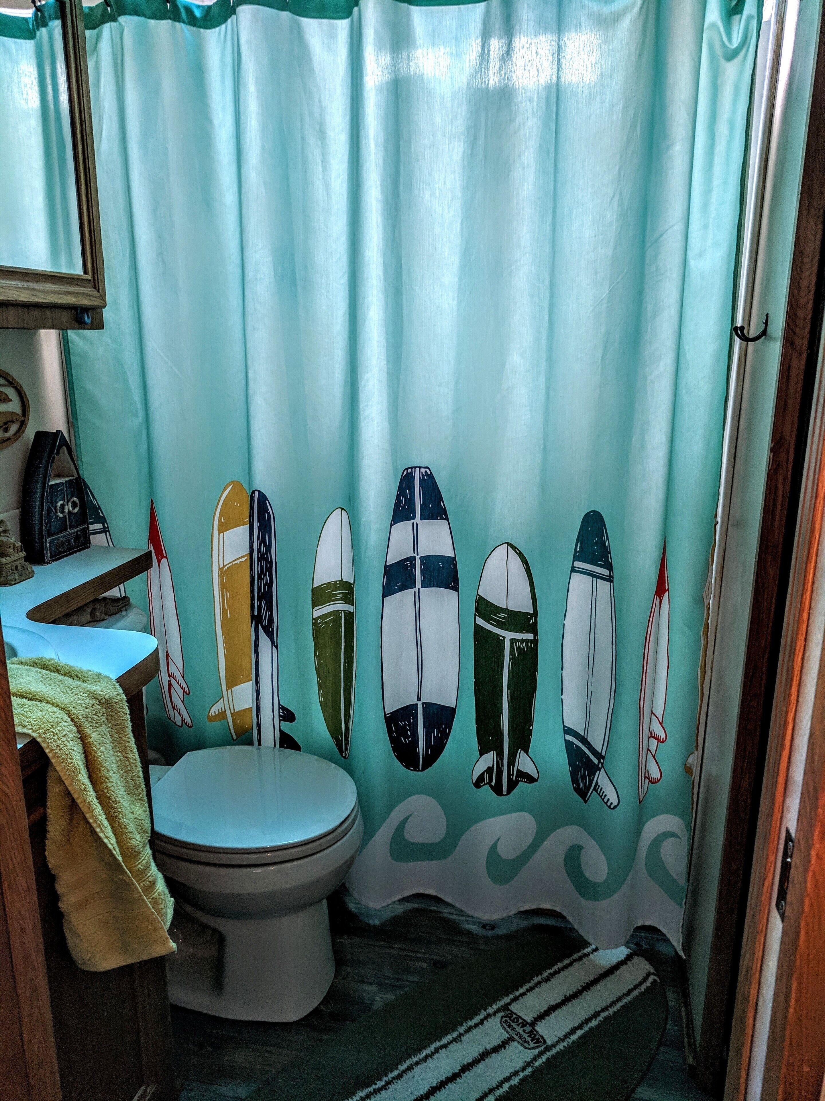 Combined shower/tub, towels, soap, shampoo