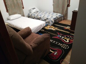 4 bedrooms, iron/ironing board, WiFi, bed sheets