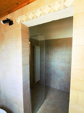 Combined shower/bathtub, hair dryer, bidet, towels - A romantic old Florence view (Firenze)