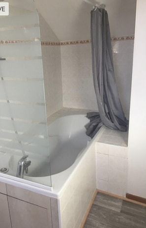 Badewanne, Haartrockner, Handtücher