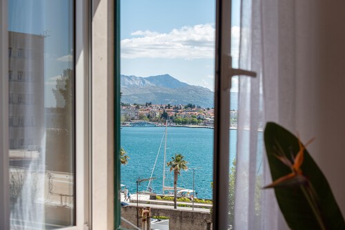 Appartement ensoleillé et élégant en front de mer avec vue sur l'océan, la vieille ville et la marina