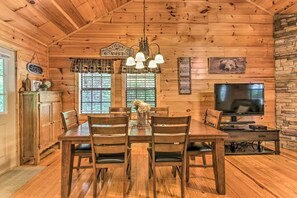Dining - Between Gatlinburg and Pigeon Forge, close to everything the Smokies offers!! (Sevierville)