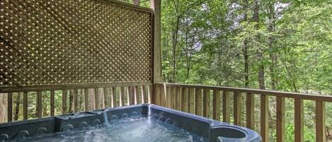 Outdoor spa tub
