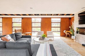 TV, lareira, escritórios