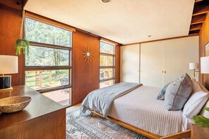 2 bedrooms, desk, iron/ironing board, WiFi