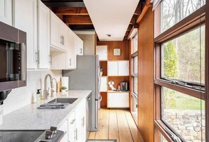 Réfrigérateur, four à micro-ondes, un four, surface de cuisson