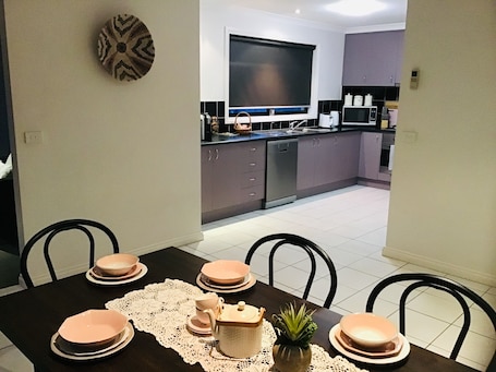 Dining. “Haven” East Albury. Pet friendly! Close to Hospital, Free Wifi & Netflix!