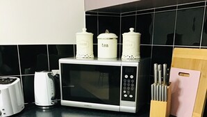 Cafetière/bouilloire, réfrigérateur, micro-ondes, four