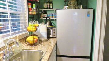 Réfrigérateur, four, plaque de cuisson, cafetière/bouilloire