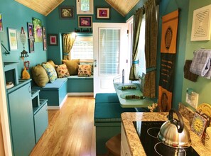 Réfrigérateur, four, plaque de cuisson, cafetière/bouilloire