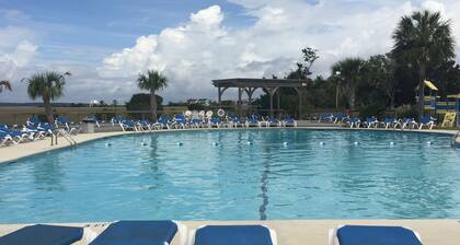 2 makuuhuonetta, 2 kylpyhuonetta Condo. Pet firendly.