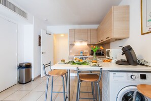 Réfrigérateur, micro-ondes, four, lave-vaisselle