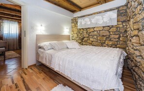 3 bedrooms, free WiFi, bed sheets