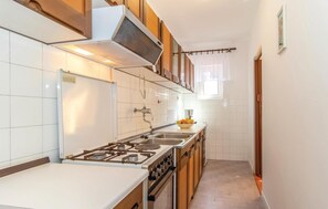 Kühlschrank, Herdplatte, Kochgeschirr/Geschirr/Besteck