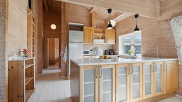 Køleskab, kogeplade, opvaskemaskine, kaffe-/temaskine