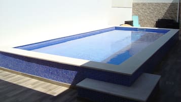 Utomhuspool och uppvÀrmd pool