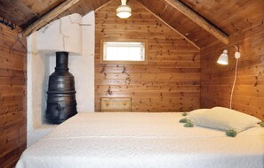 3 bedrooms, travel cot