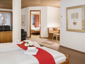 1 bedroom, desk, Internet