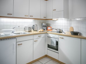 Réfrigérateur, four, batterie de cuisine, vaisselle et ustensiles