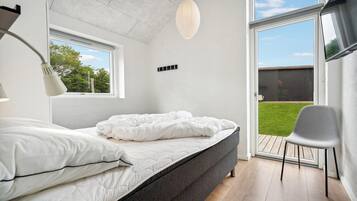 5 bedrooms, travel crib, free WiFi