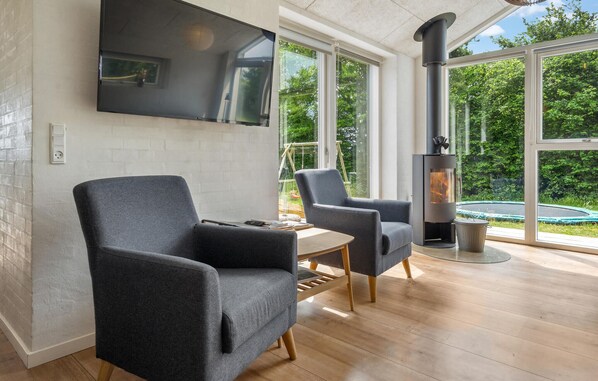 Fernseher, Kamin, Tischfußball, Tischtennisplatte