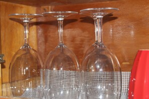 Douche, sĂšche-cheveux, serviettes fournies, savon