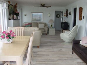 Smart TV, DVD player, books, stereo - PRIVATE BEACH ON NOYAC BAY SAG HARBOR SPECTACULAR. AUGUST THRU LABOR DAY! (Sag Harbor)