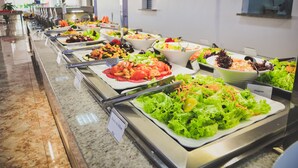 A buffet with various salads and dishes. - Lacqua diRoma Hotel e Parque Aquático (Caldas Novas)