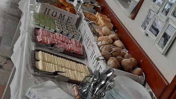 Desayuno buffet los fines de semana (EUR 7 por persona)