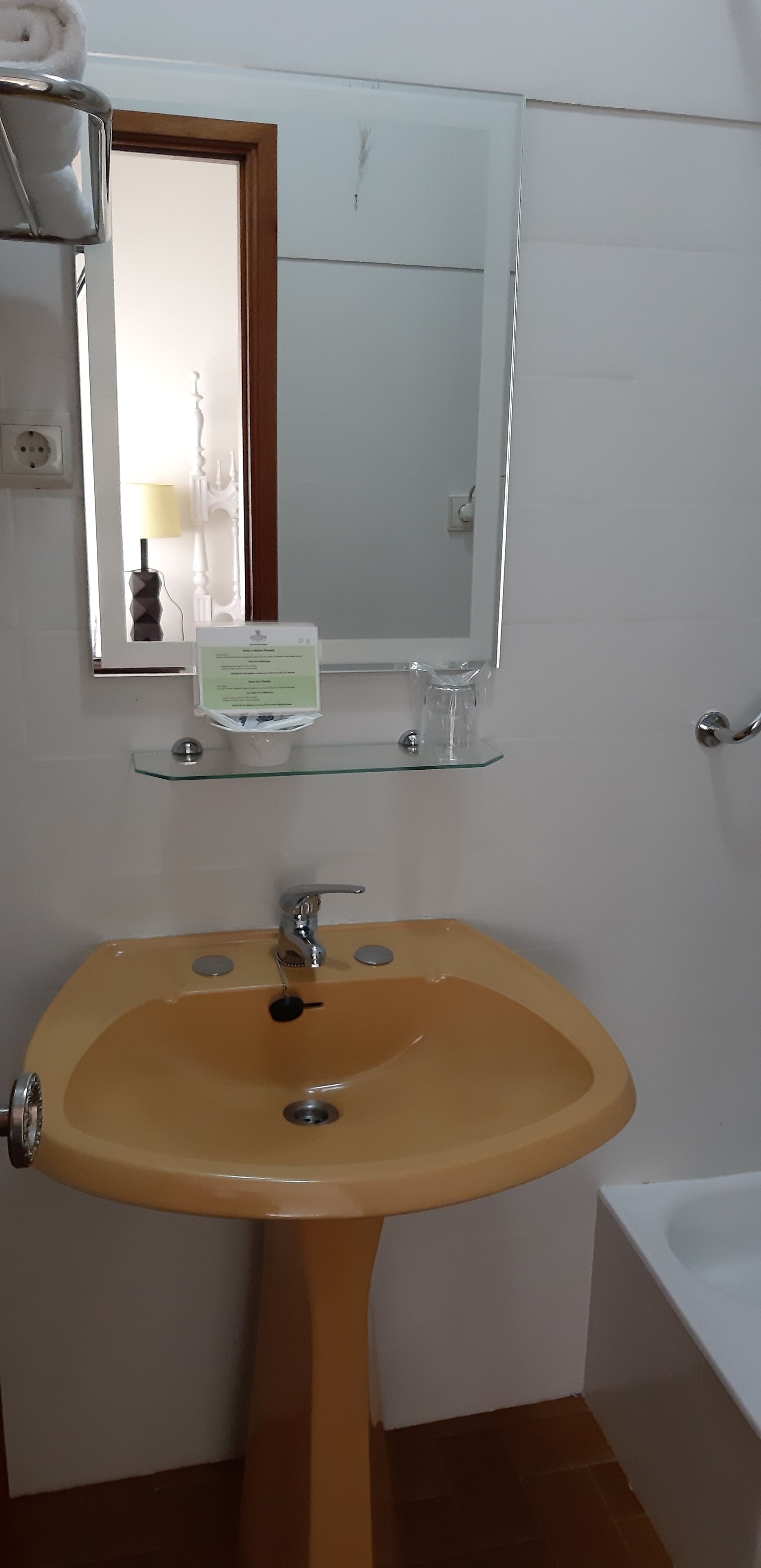 standard double room, 1 double bed, city view | bathroom | free toiletries, towels