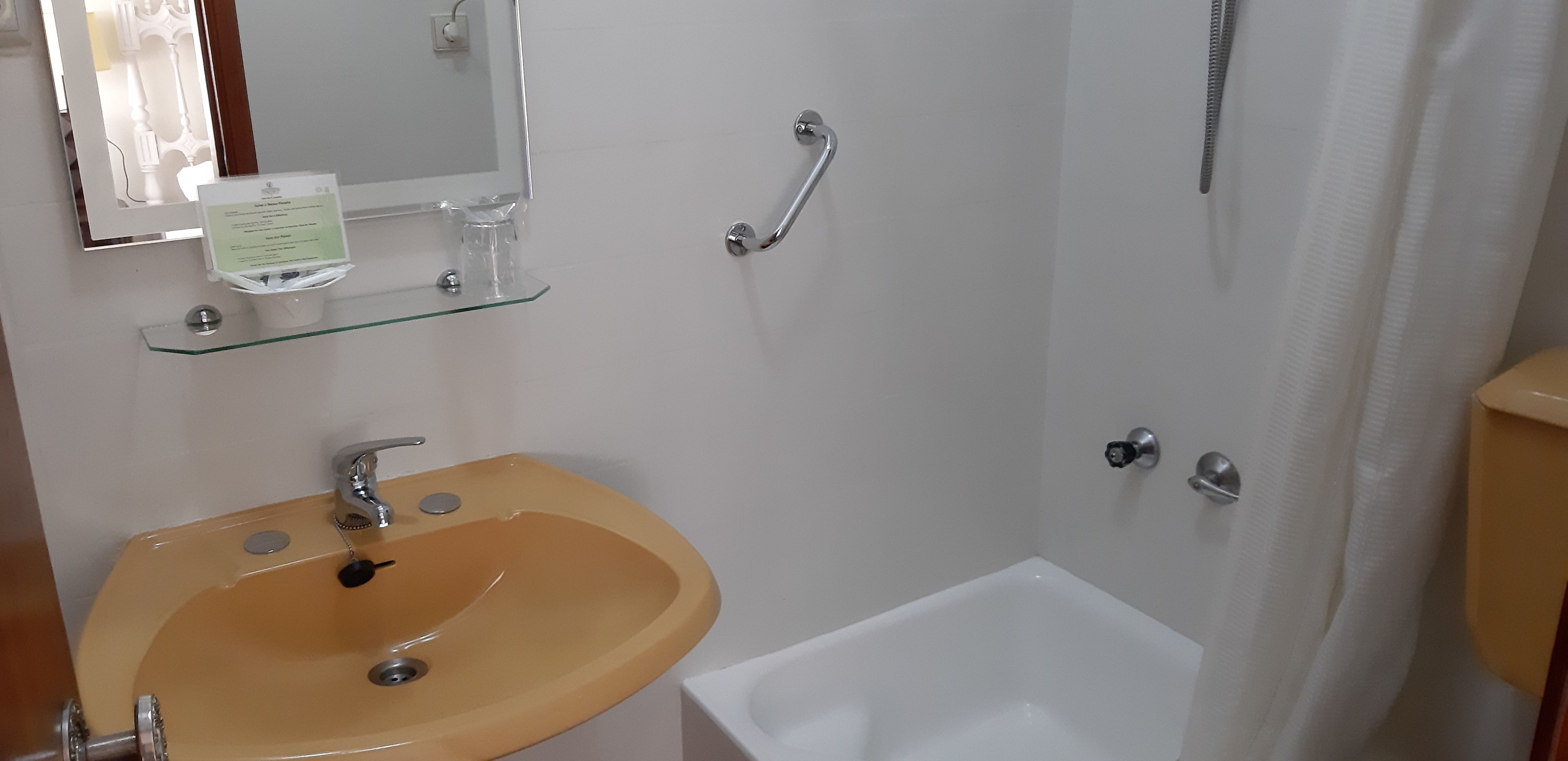 standard double room, 1 double bed, city view | bathroom | free toiletries, towels