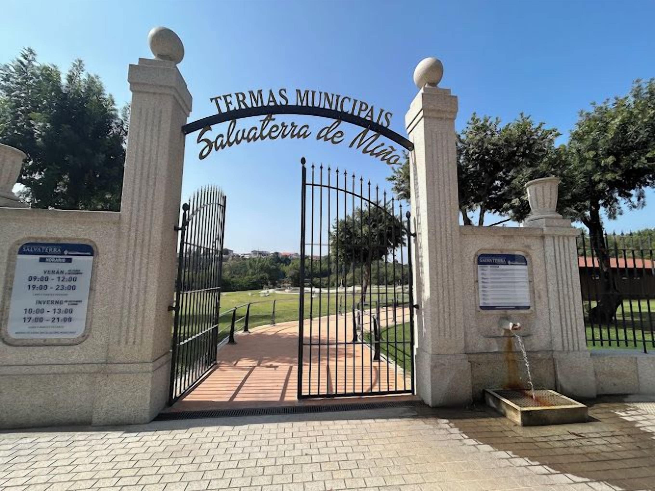 Una entrada portonada a un área municipal con un letrero que dice 'Termas Municipais Salvatore de Miza'.