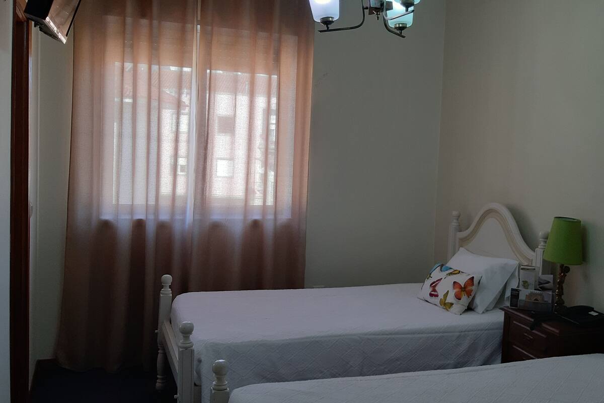 Twin kamer, 2 eenpersoonsbedden, uitzicht op de stad | Verduisterende gordijnen, geluiddichte muren, gratis wifi