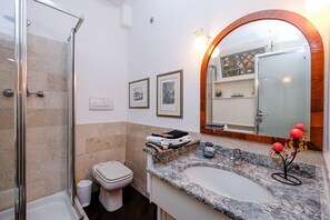 Douche, sèche-cheveux, serviettes fournies, savon