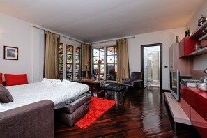 Iron/ironing board, WiFi, bed sheets