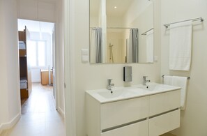 Hair dryer, towels, soap, shampoo - Internacional Azores Boutique (Horta)