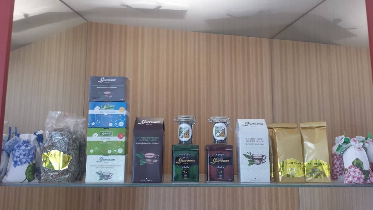 Een plank met verschillende verpakte producten, waaronder dozen en zakken, waarschijnlijk te koop.