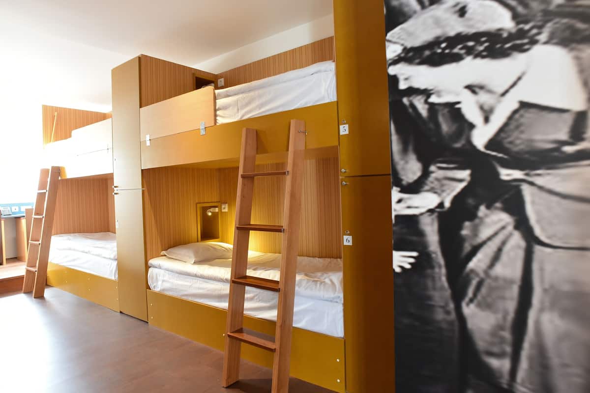 Slaapzaal, alleen voor vrouwen, uitzicht op kanaal, tuin | 1 slaapkamer, Select Comfort-bedden, individueel gedecoreerd
