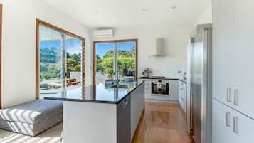 Rumah Premium, Beberapa Tempat Tidur, hot tub, pemandangan kebun | Dapur pribadi | Lemari es besar, microwave, oven, dan kompor