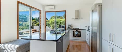 Maison Premium, plusieurs lits, bain à remous, vue jardin | Cuisine privée