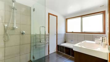 Premium-Haus, Mehrere Betten, Whirlpool, Gartenblick | Badezimmer | Badewanne und Dusche (separat), Haartrockner, Bidet, Handtücher