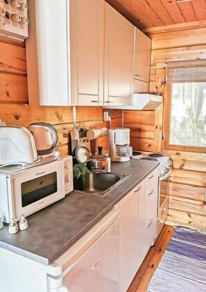 Jääkaappi, mikroaaltouuni, uuni, keittoastiat/astiat/ruokailuvälineet