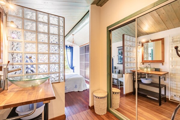 3 bedrooms, iron/ironing board, free WiFi