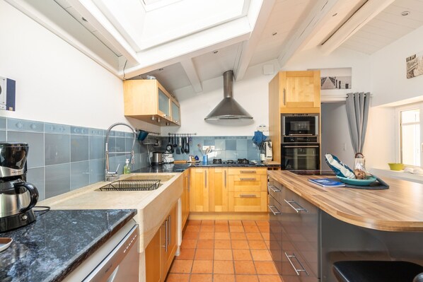 Réfrigérateur, micro-ondes, four, lave-vaisselle