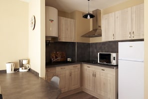 Fridge, microwave, oven, coffee/tea maker