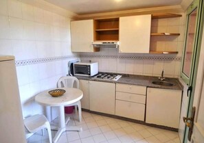 Refrigerador, horno, parrilla de estufa y utensilios de cocina 