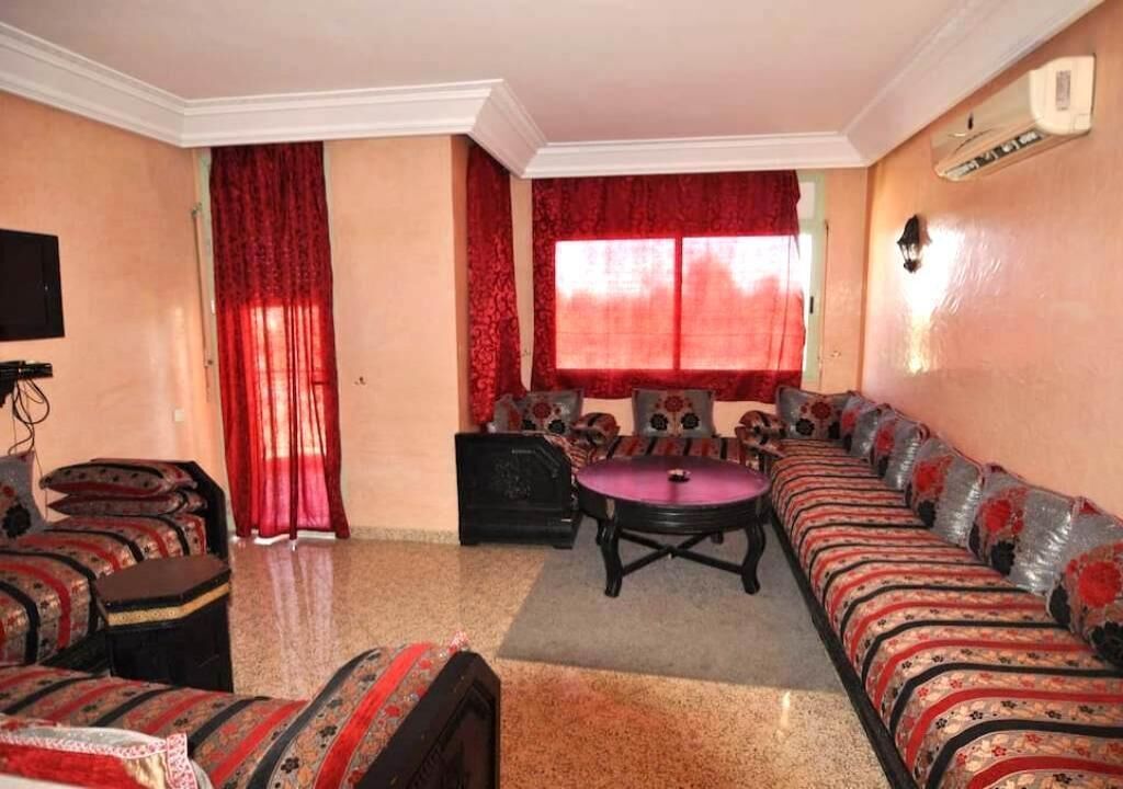 Un salon comprenant un canapé, une table basse et un téléviseur.