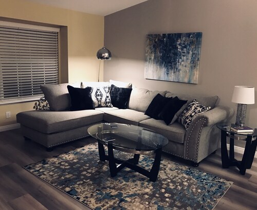 Near the strip-and airport -Beautifully furnished with pool- sleeps 6 to 7-

