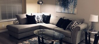 Near the strip-and airport -Beautifully furnished with pool- sleeps 6 to 7-

